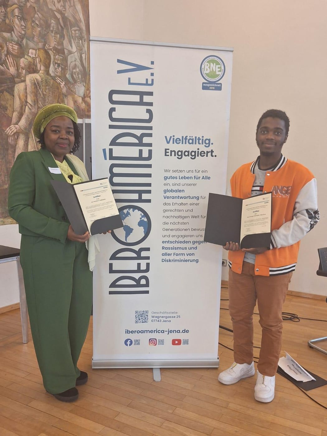 Aurel Nzeyap receiving a certificate at an Iberoamérica e.V. event in Jena